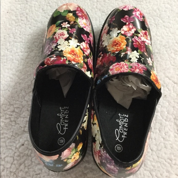 Women’s Clogs - Picture 2 of 4